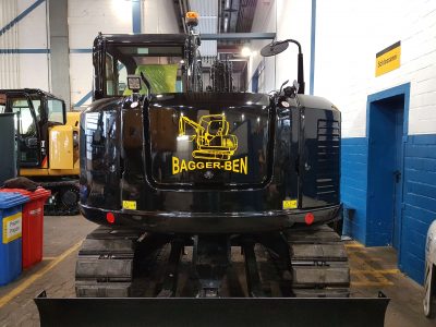 Ein einzigartiges Fahrzeug - der Bagger unseres Kunden Bagger-Ben mit unserer hochwertigen Aufkleberfolie.