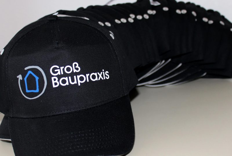 Caps mit Wunschmotiv der Groß Baupraxis