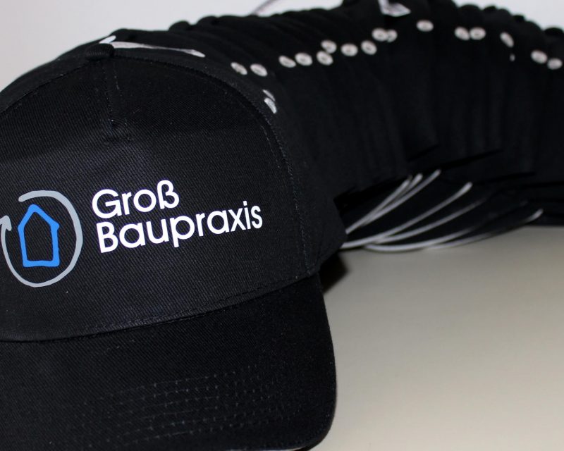 Caps mit Wunschmotiv der Groß Baupraxis