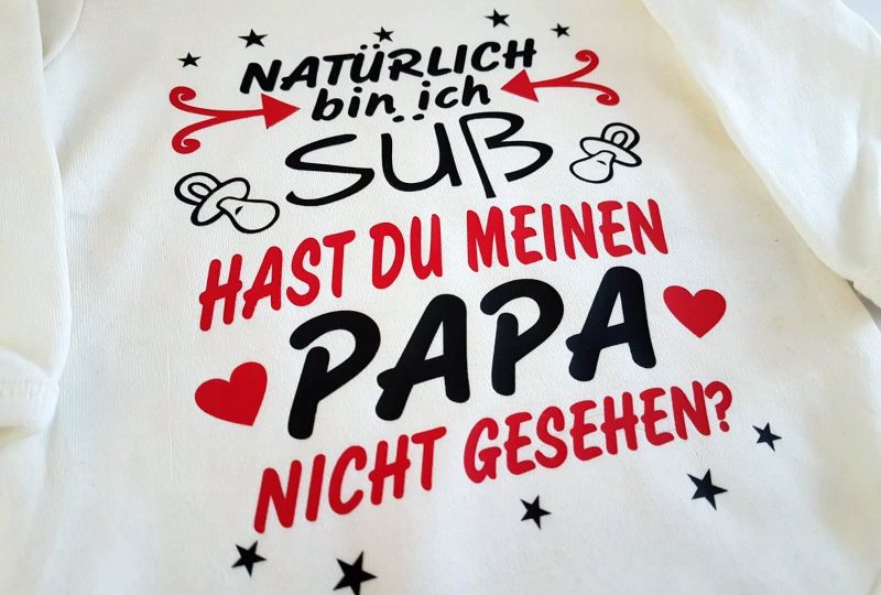 Ihr Bekannten bekommen ein Baby? Schenken Sie einen Strampler mit individuellem Motivdruck wie hier zu sehen.