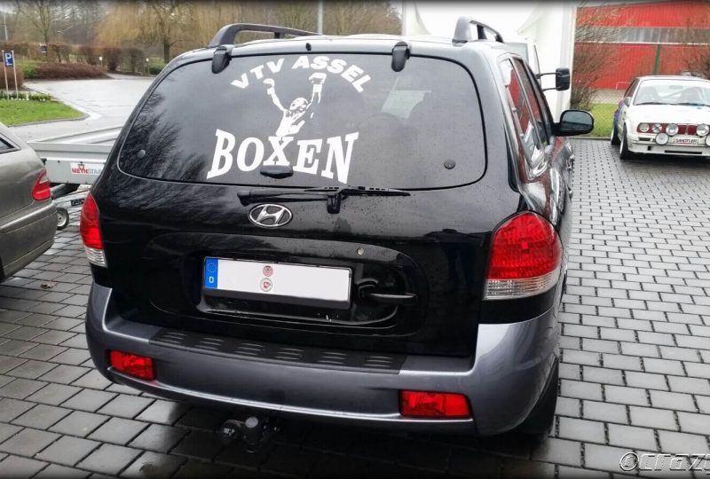 Heckscheibenbeschriftung am Geländewagen