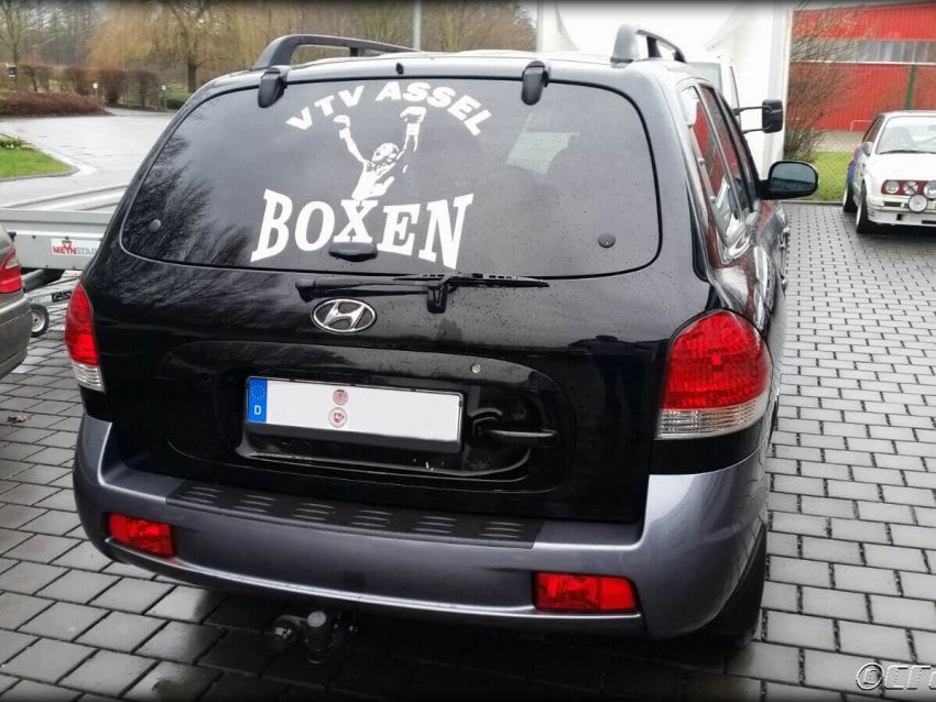 Heckscheibenbeschriftung für VTV Assel Boxen Heckscheibenbeschriftung am Geländewagen