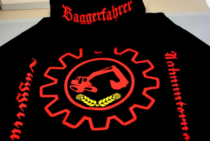 Kapuzenpulli-mit-Wunschbeschriftung-für-einen-unserer-Kunden